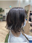 肩上ボブ×グレージュ×ミディアム×ハネスタイル×ハイライト