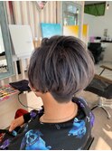 ■前下がり、ツーブロック、シルバーグレー