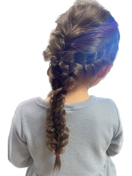 アイズ(aiz) お子様編み込みアレンジ♪