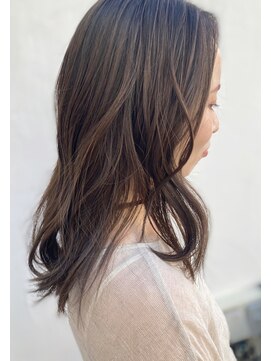 ヴァロ(Valo) オリーブベージュ・レイヤーカット/ウェットヘア/グレーベージュ