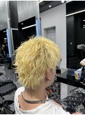 金髪スパイキーショート