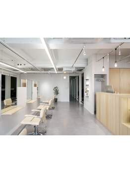 東京と大阪の人気サロンから帰ってきた大人気スタイリストが手掛けるアーティスティックなスタイルは圧巻★