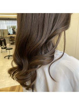 リジー(Litzy) 柔らか艶ベージュカラー【三國麗奈】