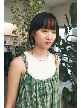 シカ(sica) 顔まわりインナーカラーレッドミニボブ