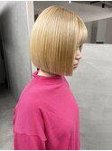 ハイトーンボブことりベージュシルキーベージュ前下がりボブ