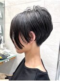 首が綺麗に見える襟足短め前下がりショート