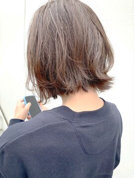 ルーファス メグロ(Ruufus Meguro) 大人可愛い外ハネボブ｜30代・40代向け白髪ぼかしスタイル