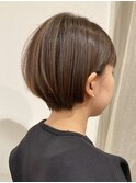 耳かけのショートボブスタイル/明るめのベージュカラーと相性◎