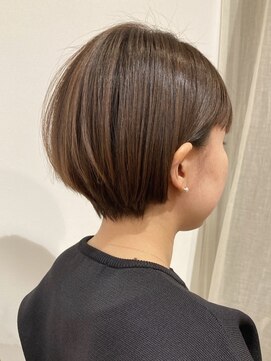 シルフィ(sylph) 耳かけのショートボブスタイル/明るめのベージュカラーと相性◎