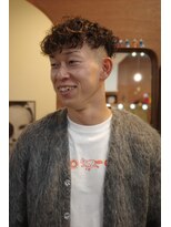 エディ(Edy)&nbsp;スペインカールスキンフェードブラウンカラー刈り上げ眉毛カット