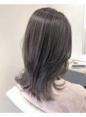 くびれレイヤーヘア×透明感オリーブグレージュ