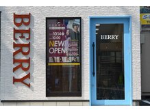 ヘアーズ ベリー 石山店(hairs BERRY)の雰囲気（白の建物に青の建物が印象的な店構えです♪）