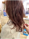 ピンクブラウン丸顔20代ヘアスタイルゆるふわセミロング