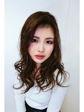 サンフルール比呂 セミロング巻き髪スタイル