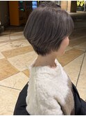 透明感のあるグレーで大人綺麗な襟足くびれショートカット
