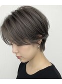 透明感グレージュショートで大人の品と抜け感を両立♪