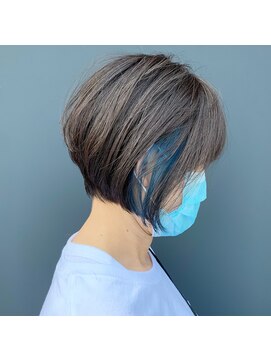 ダブル(W) ショートボブ×スモーキーアッシュ　インナーブルー