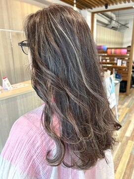 ラヴィエール(LAVIERE by R-EVOLUT) 白髪ぼかしハイライト スモーキーアッシュ レイヤーカット