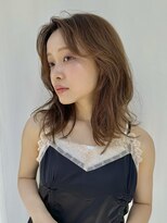 大人女性にくびれミディアムレイヤーヘア◎
