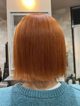 オレンジカラーにコンパクトボブです。