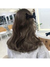 「色落ちまでキレイ」を実現。日本人特有の赤みを打ち消し、透明感をキープ。光が反射する極上のツヤ☆