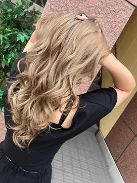 トゥルークリエイション 渋谷(True Creation) 巻き髪ハイトーンカラー