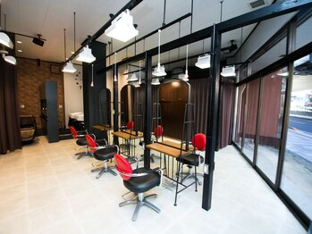 ポリッシュヘアーメイク 金町店(POLISH hair make)の写真/広々とした開放的な空間が魅力のサロン☆周りを気にせず、ゆったりとしたサロンタイムをお過ごしください♪