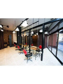 広々とした開放的な空間が魅力のサロン☆周りを気にせず、ゆったりとしたサロンタイムをお過ごしください♪