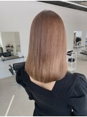 セミロング×ハイトーンベージュでつくる艶ストレート
