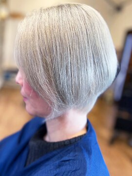 ヘアーレナータ 八王子(HAIR RENATA) 20代30代大人可愛いハイトーンカラーホワイトブロンドショート