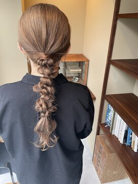 イニ(ini) 伊達　綺麗めでも合う編み下ろしアレンジ◎