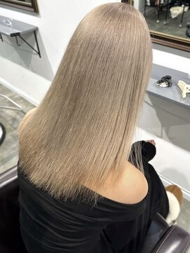 イリ 梅田(ili) ハイライトカラーミルクティーベージュレイヤーカット