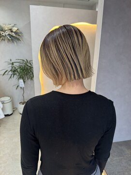 リュカ(Lyuca) 切りっぱなし/ショート/ダブルカラー/ハイトーン/シャドールーツ