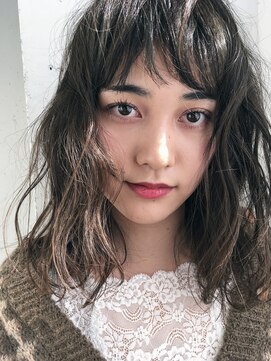 チェルシー 表参道 学生限定　この長さのミディアムには「縦落ちするスパイラル」