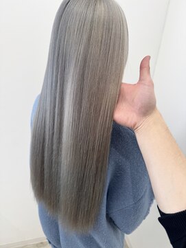 ジジ チーク 栃木(Gigi cheek) ホワイトシルバー/ブリーチ2回～