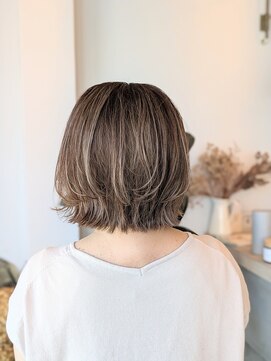 シーソー(SEA SAW) ぱつっと感のあるボブレイヤー/ベージュカラー