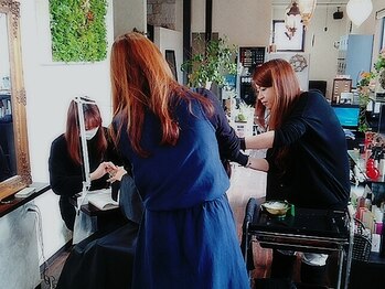 シックスヘアデザイン(ciQz hair design)の写真/【南岩国】ナチュラルな落ち着いた店内で実力派の女性スタイリストが担当★貴女に似合う愛されStyleを実現!