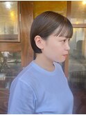 オリーブベージュとミニボブ。