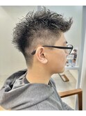 刈り上げ短髪ツイストパーマアップバングビジネスメンズヘア