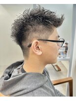 ロミーオム 本厚木(ROMMY. Homme)&nbsp;刈り上げ短髪ツイストパーマアップバングビジネスメンズヘア