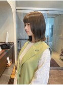 オリーブベージュ　ミディアムボブスタイル