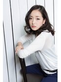 地毛カラーでも大人な抜け感セミディ