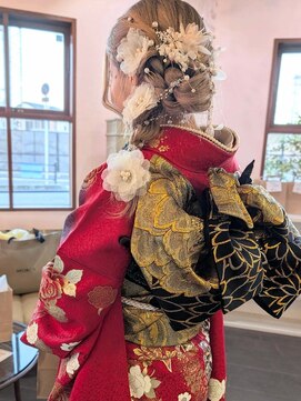 アズヘアー ラペ 三日市店(A'z hair LAPAIX) 赤振袖に映える立体編み込みアップ