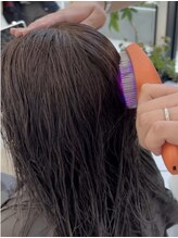 LEDブラシ照射で髪と頭皮をWケアするフィニッシング工程