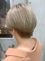 テトヘアー(teto hair) ハンサムショート、前髪インナーカラー、ブロンドベージュ