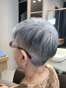 ヘアサロンアンドヘアメイクディー(hair salon hair make D) 20代30代40代50代60代70代/グレイヘア/丸み/ショート/白髪ぼかし
