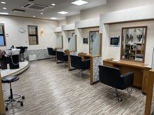 ヘアーメイクエアーセントラーレ(HAIR MAKE air Zentrale)の雰囲気（ゆったりとした店内で隣席との間も割と広めです。）