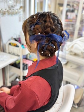 アトリエビューティーアミュ(atelier beauty AmU) 推し活 量産型 編み込みお団子ツイン×リボン・パールアクセ