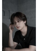 【流れる縮毛矯正で作るセンターパート】［メンズ/メンズパーマ/スパイラルパーマ/メンズカット/渋谷］