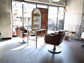 アトリエオアシス(atelier Oasis)の写真/【宇品2丁目電停より徒歩1分】１人のスタイリストが仕上げまで担当。大人が寛げるプライベートな空間。